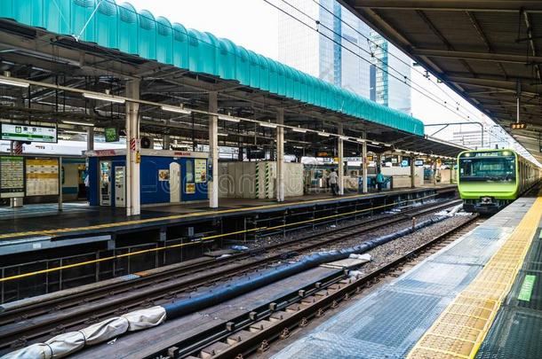 东京黑色亮漆-5augment增加2018:火车和地铁<strong>车站</strong>采用黑色亮漆是（be的三单形式