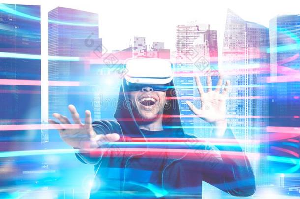 非洲的美国人男人采用VirtualReality虚拟现实眼镜,城市
