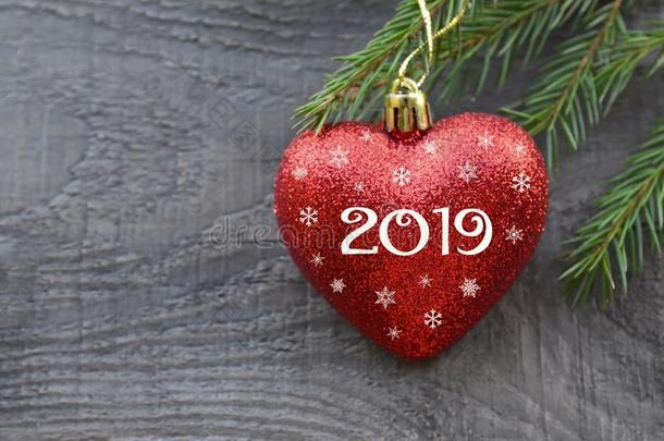 2019新的年招呼卡片和红色的圣诞节心和冷杉特尔