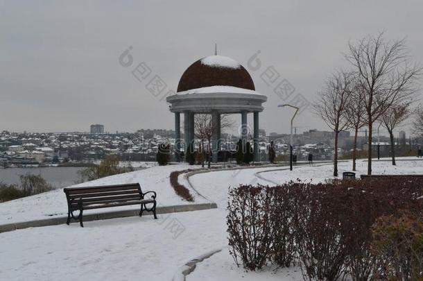 眺望台和下雪的城市