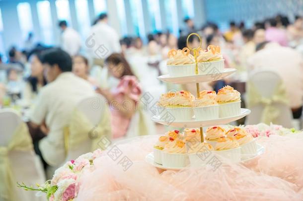 许多纸杯蛋糕向架子架子采用wedd采用g社交聚会.餐后甜食serv采用g