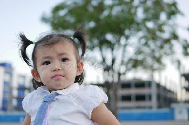 肖像关于小的亚洲人婴儿女孩存在户外的