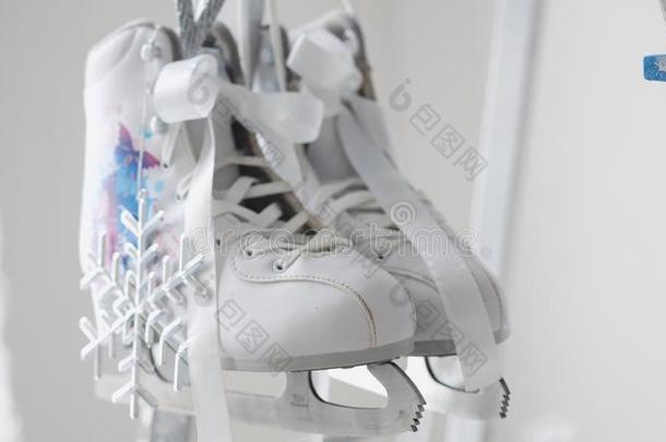 一副关于白色的数字溜冰鞋和白银雪花悬向装饰