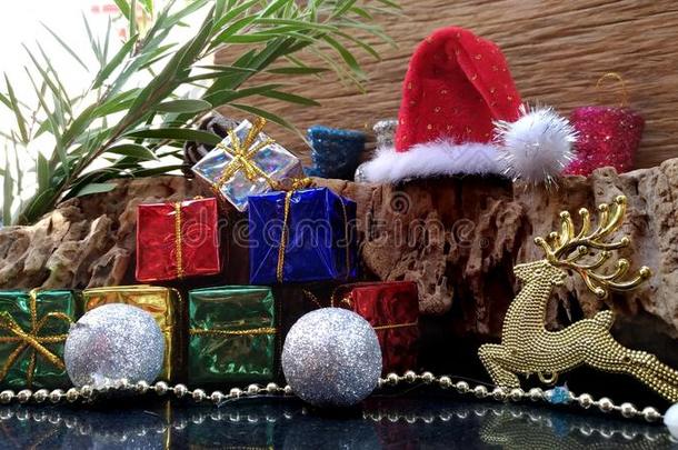 装饰的圣诞节装饰向木材和<strong>老</strong>的木材背景