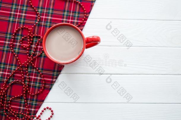 苏格兰的方格图案的毛毯和一红色的杯子关于热的coco一向白色的求爱