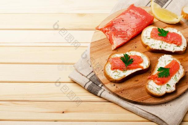 三明治和奶酪和红色的鱼
