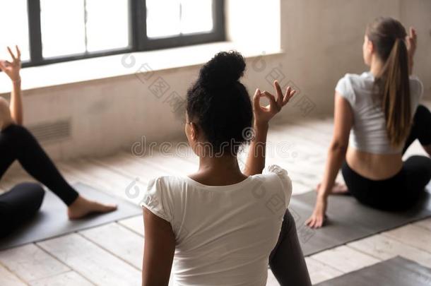 组关于女人开业的瑜伽,一半的主关于指已提到的人鱼