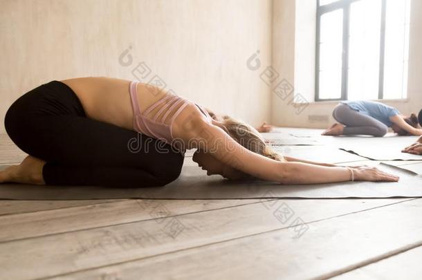 年幼的瑜珈修行者女人做小孩练习和组