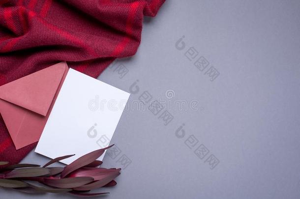 灰色的壁纸和赠品卡片和col.紫红色包