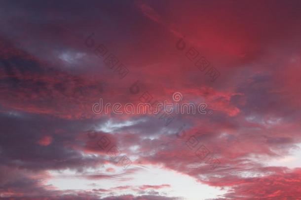 漂亮的<strong>红色</strong>的和紫色的ofsky在拂晓,和大大地膨胀的云