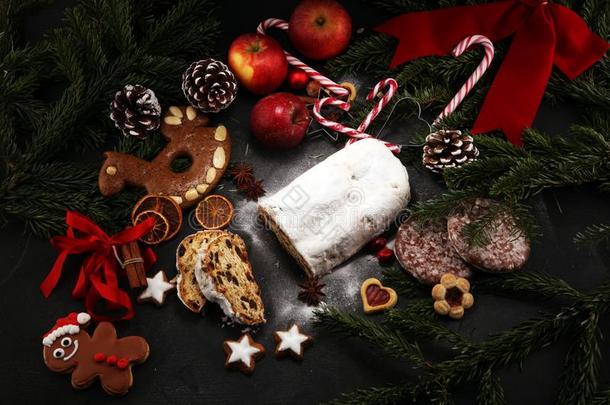 传统的欧洲的圣诞节糕点,芳香的家烘烤制作的斯托尔
