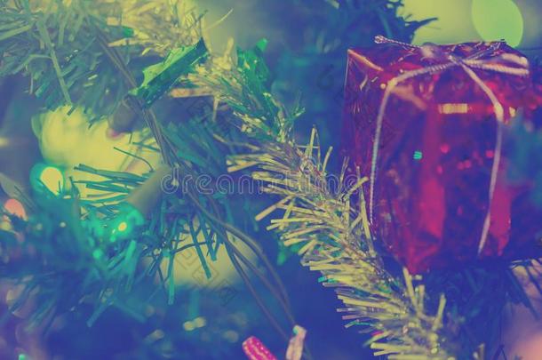 <strong>发出</strong>光向圣诞节树为圣诞节假日背景