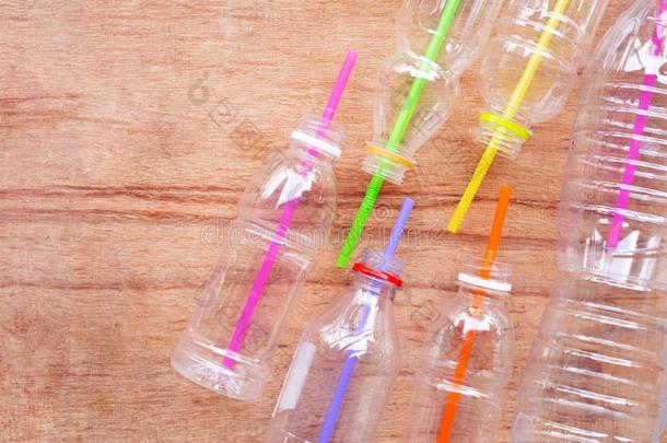 塑料制品浪费,塑料制品瓶子和稻草向木制的