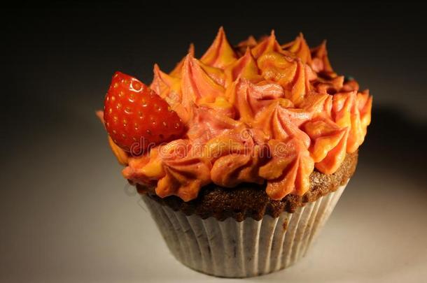 桔子纸杯蛋糕和草莓味果酱和块关于草莓