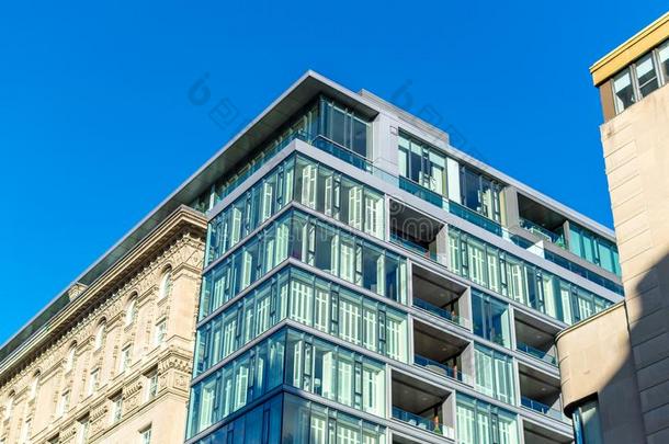 现代的各户有独立产权的公寓建筑物和巨大的窗