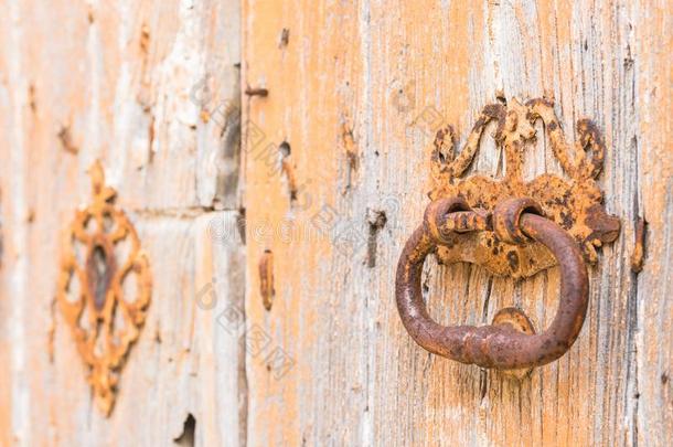 老的木制的门和古老的门门环和华丽的锁眼