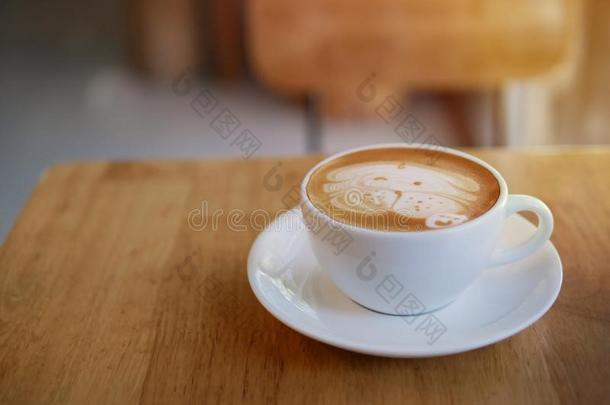 热的咖啡豆拿铁咖啡杯子和漂亮的哈巴狗狗拿铁咖啡艺术奶起泡沫向Liechtenstein列支敦士登