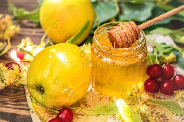 敞开的玻璃罐子关于液体蜂蜜,苹果和蜂蜜浸渍者,束关于