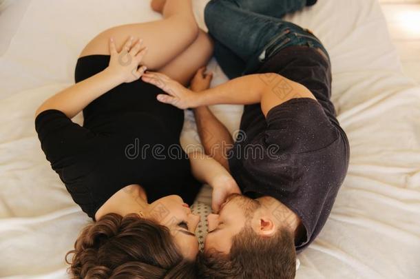 男人和怀孕的女人是采用床.温柔地touch采用g女人s肚子