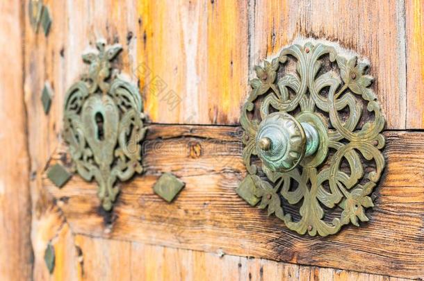 华丽的铁器门<strong>球形</strong>把手和锁眼关于老的木制的前面门