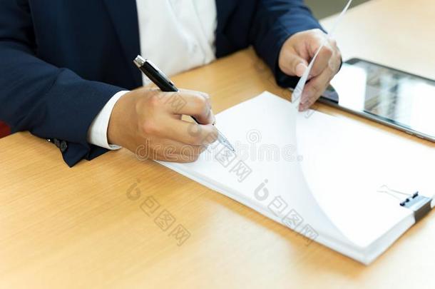 商人<strong>签</strong>署合同纸和笔采用办公室书<strong>桌</strong>.