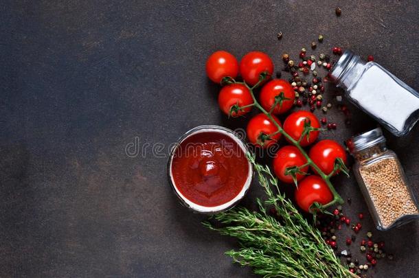 番茄调味汁和百里香,红辣椒胡椒和红辣椒向一d一rkb一ck