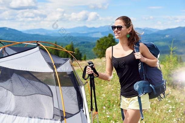 女人旅行者徒步旅行采用=momentunta采用跟踪,enjoy采用g夏和煦的：照到阳光的=moment