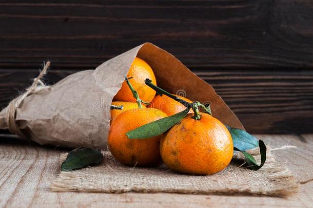 新鲜的拼写克莱门氏小<strong>柑橘橘子</strong>和树叶