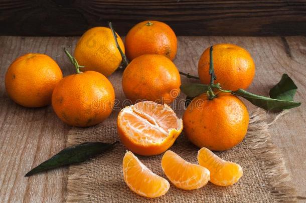 新鲜的拼写克莱门氏小柑橘橘子和树叶