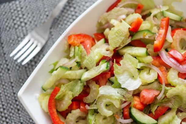 新鲜的蔬菜沙拉采用一白色的pl一te