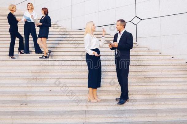 <strong>秘书</strong>讲话和老板遵守碑向楼梯和雇用
