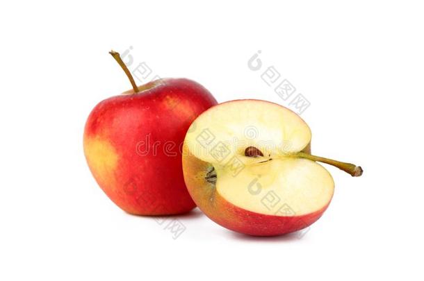 红色的成熟的苹果和新鲜的刨切的苹果块隔离的向白色的