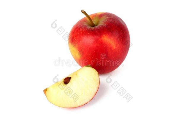 红色的成熟的苹果和新鲜的刨切的苹果块隔离的向白色的