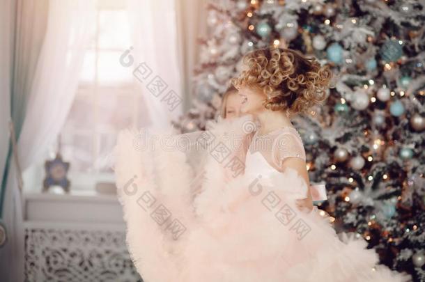 小孩幸福女孩纺纱向背景关于圣诞节树采用