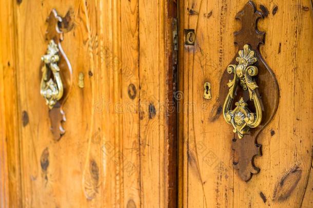 乡村的老的优美的木材前面门和华丽的门门环