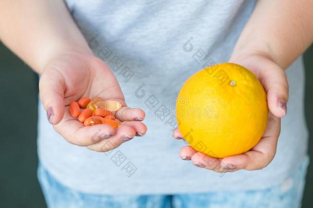药丸补充自然的维生素选择药物柑橘属果树