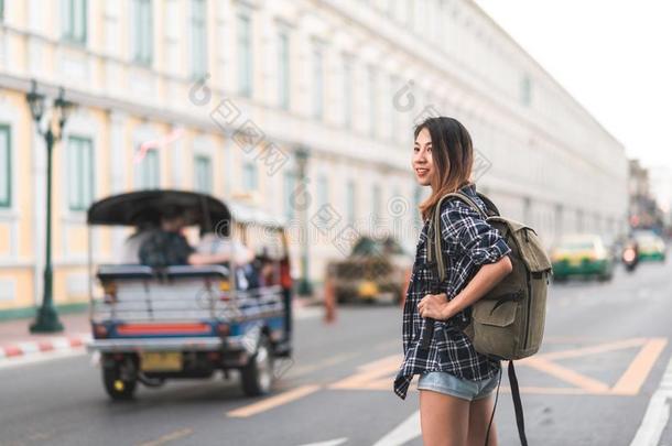 旅行支票背着背包徒步旅行的人亚洲人女人旅行采用扇形棕榈细纤维,泰国.
