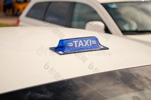 出租车顶符号向白色的出租车屋顶