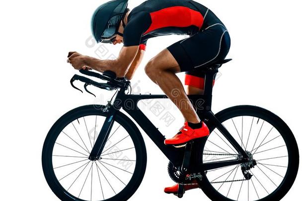 参加三项全能比赛的运动员三项全能运动骑自行车的人骑脚踏车兜风轮廓隔离的白色的英语字母表的第2个字母