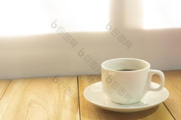 白色的咖啡豆杯子向木材表白色的背景