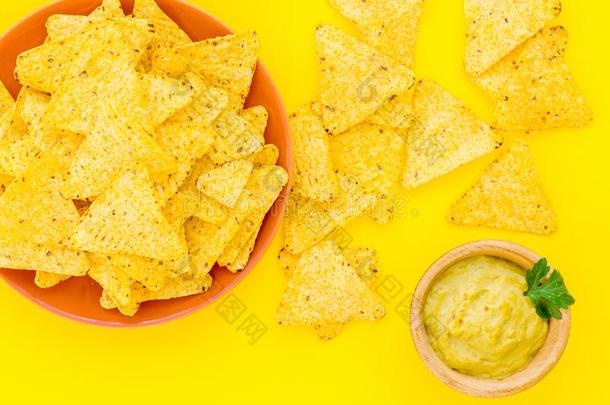 快餐为社交聚会.墨西哥人墨西哥玉米片在近处鳄梨酱索斯向黄色的英语字母表的第2个字母