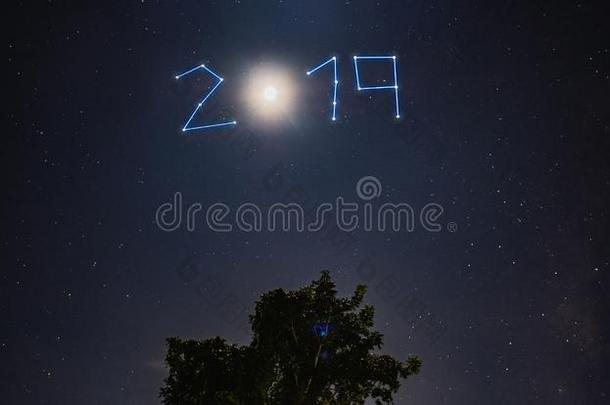新的年2019星和月亮<strong>发出</strong>光越过树在蓝色夜.离开