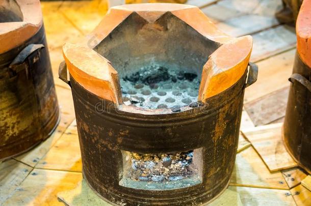 黏土炉陶器为烹饪术和木材使用某物为燃料,火或木炭.