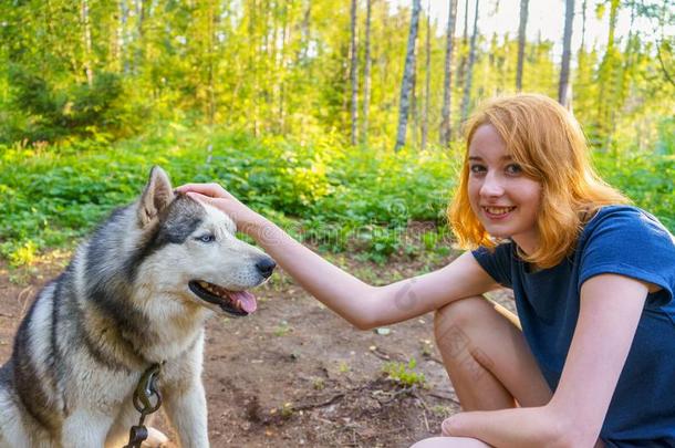 美丽的年幼的女士和她值得崇拜的漂亮的狗关于西伯利亚的<strong>遮罩</strong>