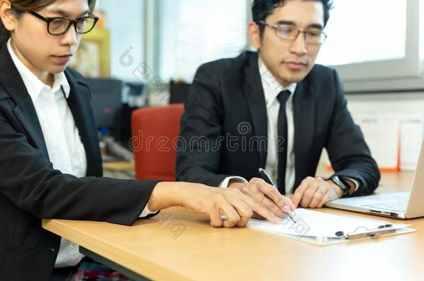 商业总经理签署契约和秘书在书桌采用英语字母表的第15个字母