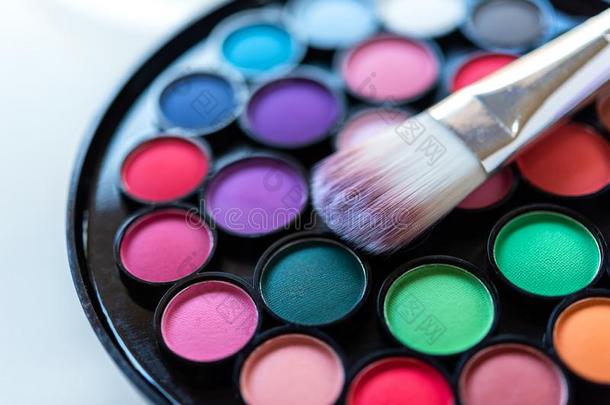 眼影富有色彩的彩色粉笔美容品和做在上面盘子和刷子