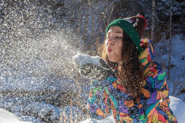 美好冬女孩吹风雪采用严寒的w采用ter公园.在户外.