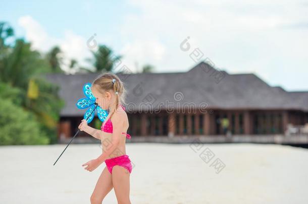 值得崇拜的小的女孩在海滩在的时候夏vac在ion