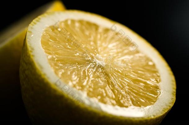 将切开采用一半的多汁的成熟的柠檬