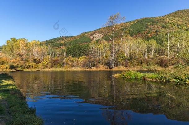 秋风景关于伊斯克河河在近处潘查列沃湖,S关于ia城市